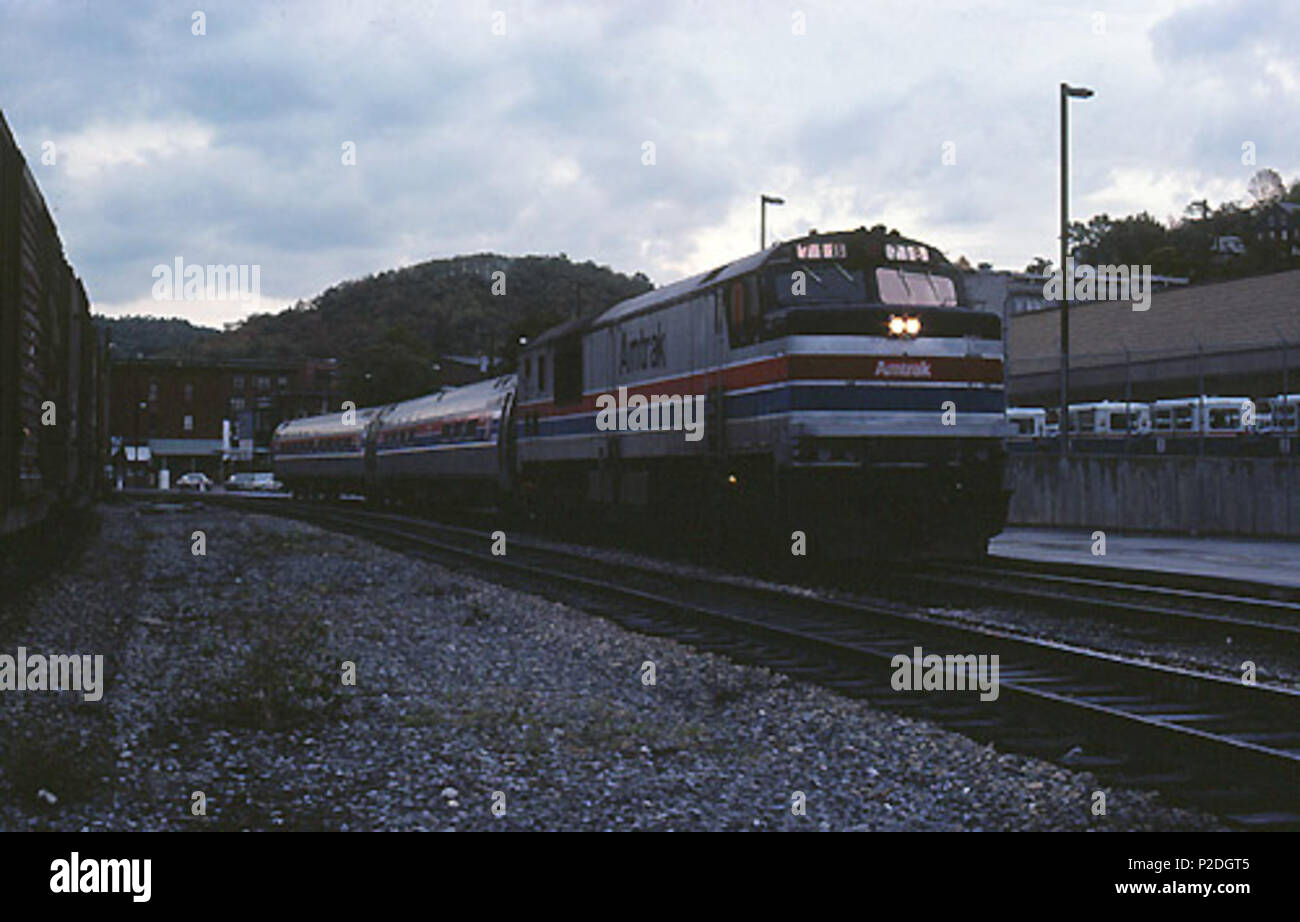 . Inglese: eastbound Amtrak Shenandoah in Cumberland in ottobre 1977 . Presa il 14 ottobre 1977. Hikki Nagasaki 51 Shenandoah in Cumberland, 14 Ottobre 1977 Foto Stock