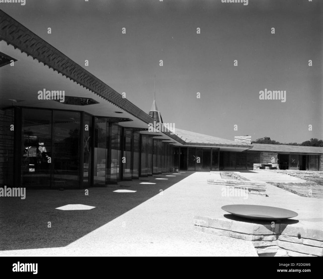 . Titolo: [vista laterale di Giovanni Gillin's house progettata da Frank Lloyd Wright] Creatore: Richie, Robert Yarnall (1908-1984) Data: Ottobre 3, 1957 parte del: Robert Yarnall Richie fotografie Descrizione fisica: 1 negativo: film; 12.4 x 17.6 cm. File: ag1982 0234 4523] 2 lato opt.jpg diritti: si prega di citare il Southern Methodist University, Università Centrale Librerie Libreria di DeGolyer quando si utilizza questo file immagine. Una elevata qualità di versione di questo file può essere ottenuto per un canone contattando degolyer@smu.edu. Per ulteriori informazioni, vedere: Vista digitalcollections.smu.edu/u?/ryr,102 Robert Yarnall Richie foto Foto Stock