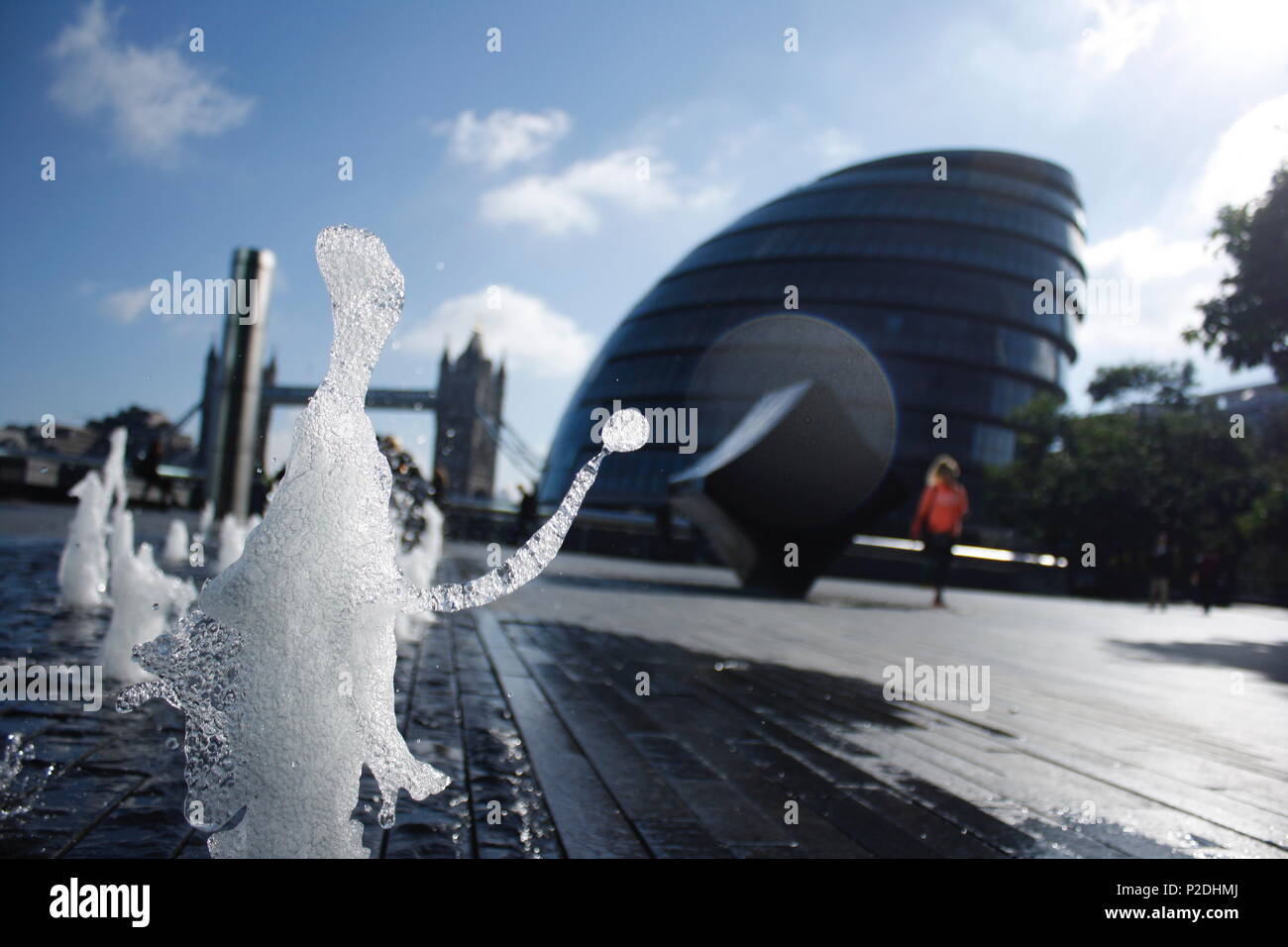 Dancing acqua dalla Fondazione di fronte all edificio londinese Foto Stock