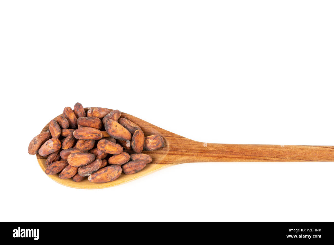 Close up delle fave di cacao in cucchiaio di legno su sfondo bianco. Foto Stock