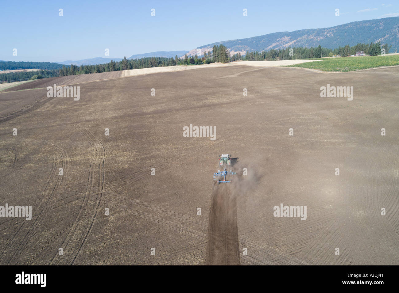 Antenna di aratura del trattore sul campo Foto Stock