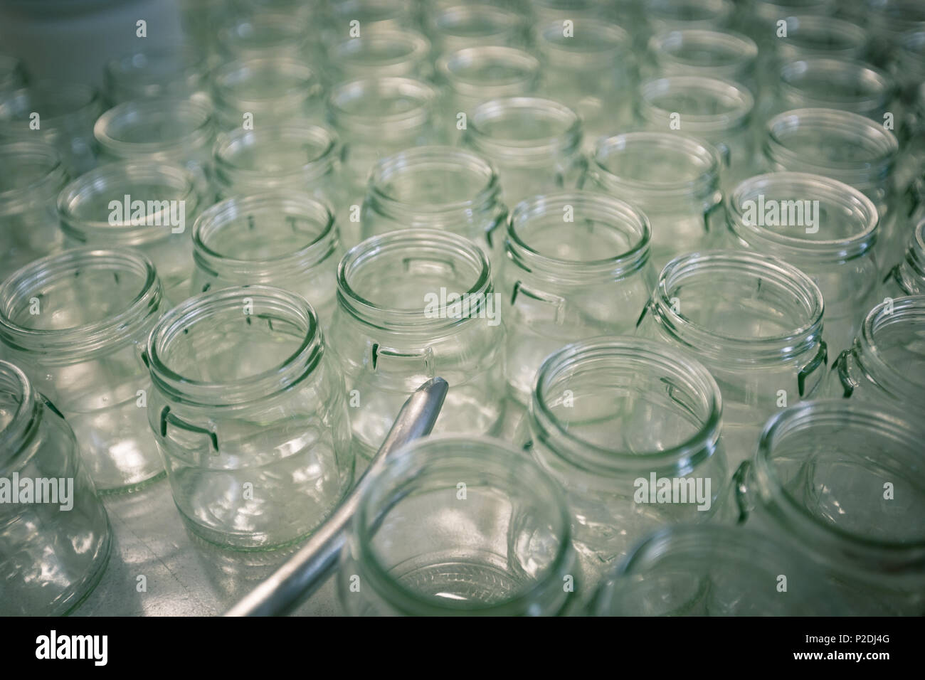 Svuotare vasetti di vetro sulla linea di produzione Foto Stock