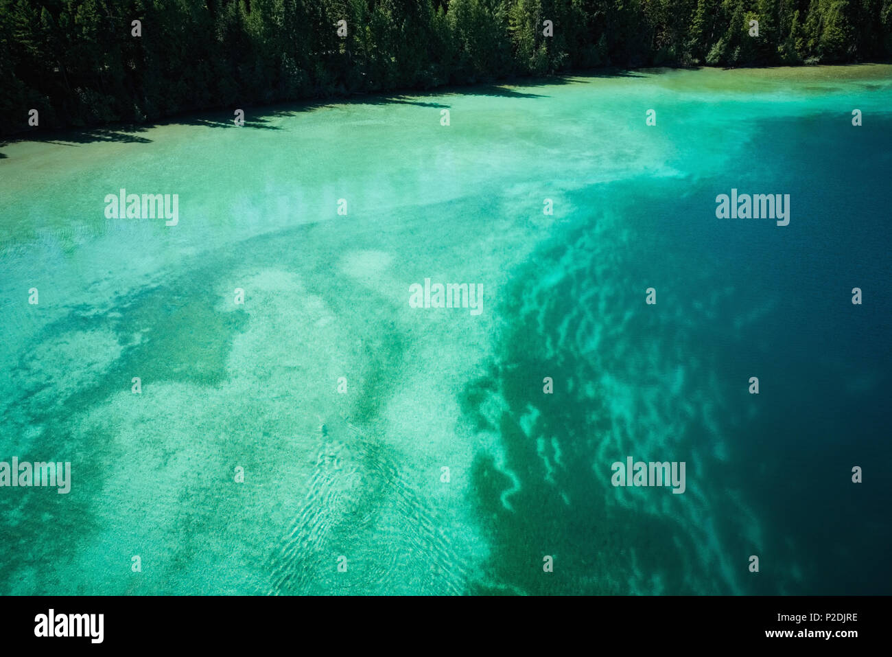 L'acqua turchese nelle banche poco profonde lungo la linea costiera Foto Stock