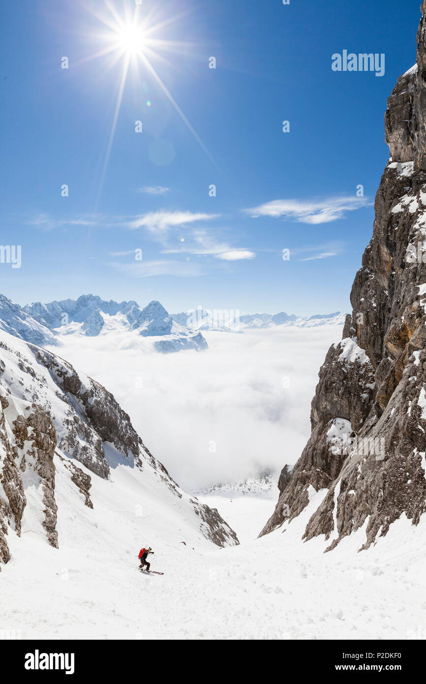Alpinista di sci discesa del muso Neue-Welt-discesa, Zugspitze, Mieminger montagne con Sonnenspitze Gruenstein e nel Foto Stock