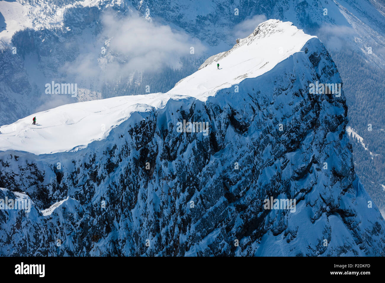 Backcountry sciatori, Neue-Welt-discesa, Zugspitze, Ehrwald, Tirolo, Austria Foto Stock