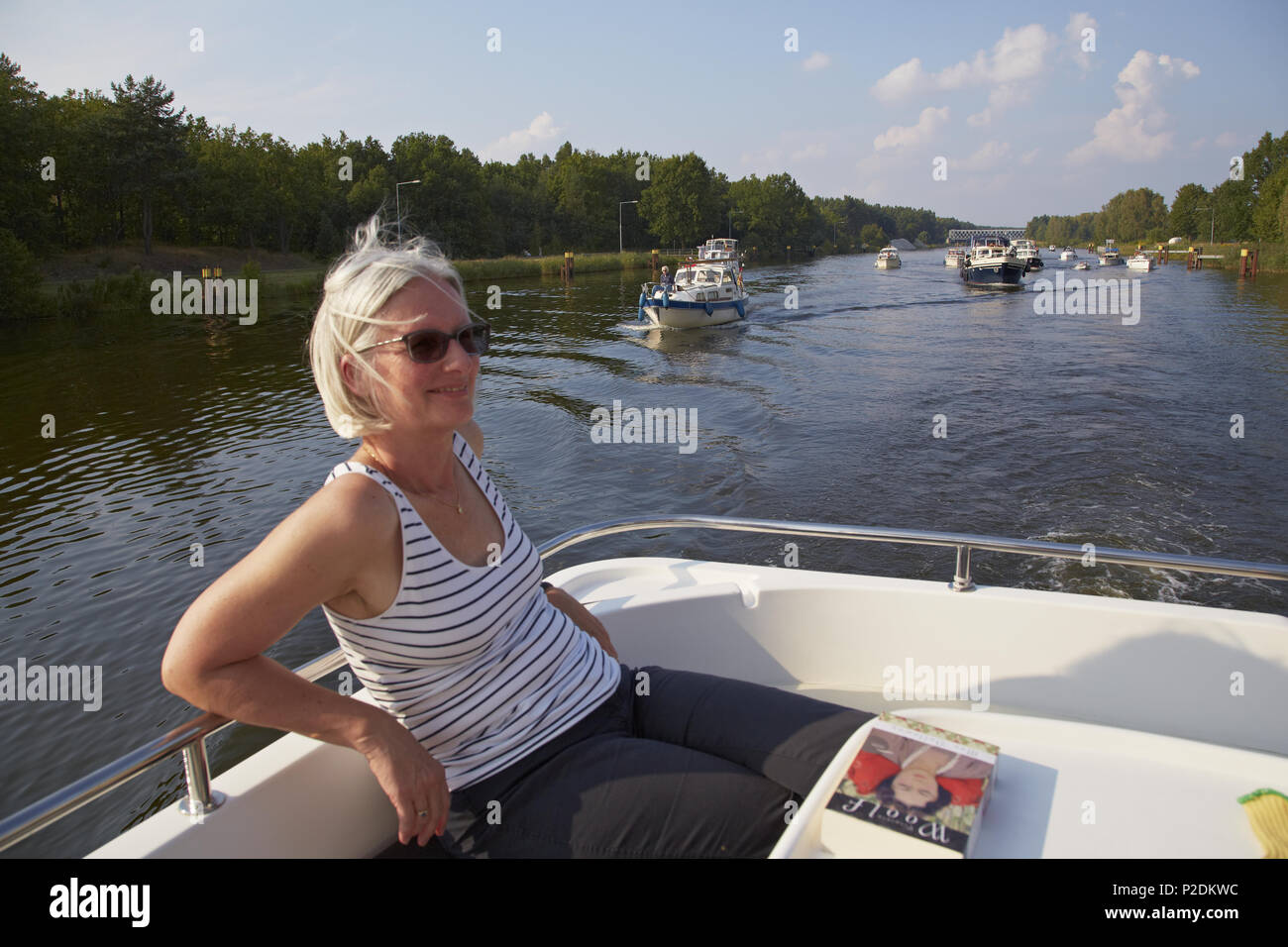 Famiglia con barca Zaren tra blocco e blocco Schorfheide, fiume Havel, Brandeburgo, Germania , Europa Foto Stock