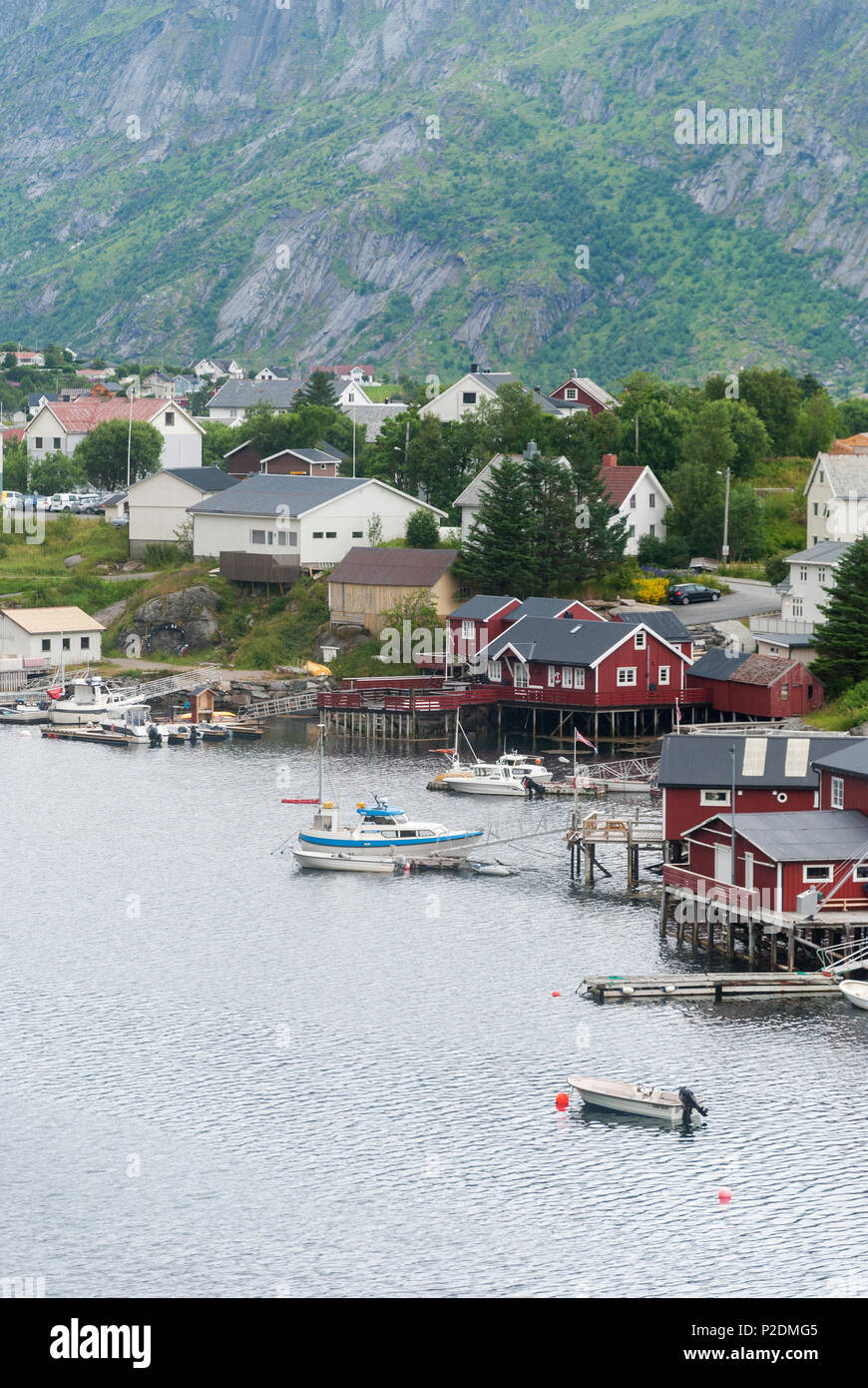 Reine è un villaggio di pescatori sull'isola Moskenesøya nell arcipelago delle Lofoten, Nordland county, Norvegia Foto Stock