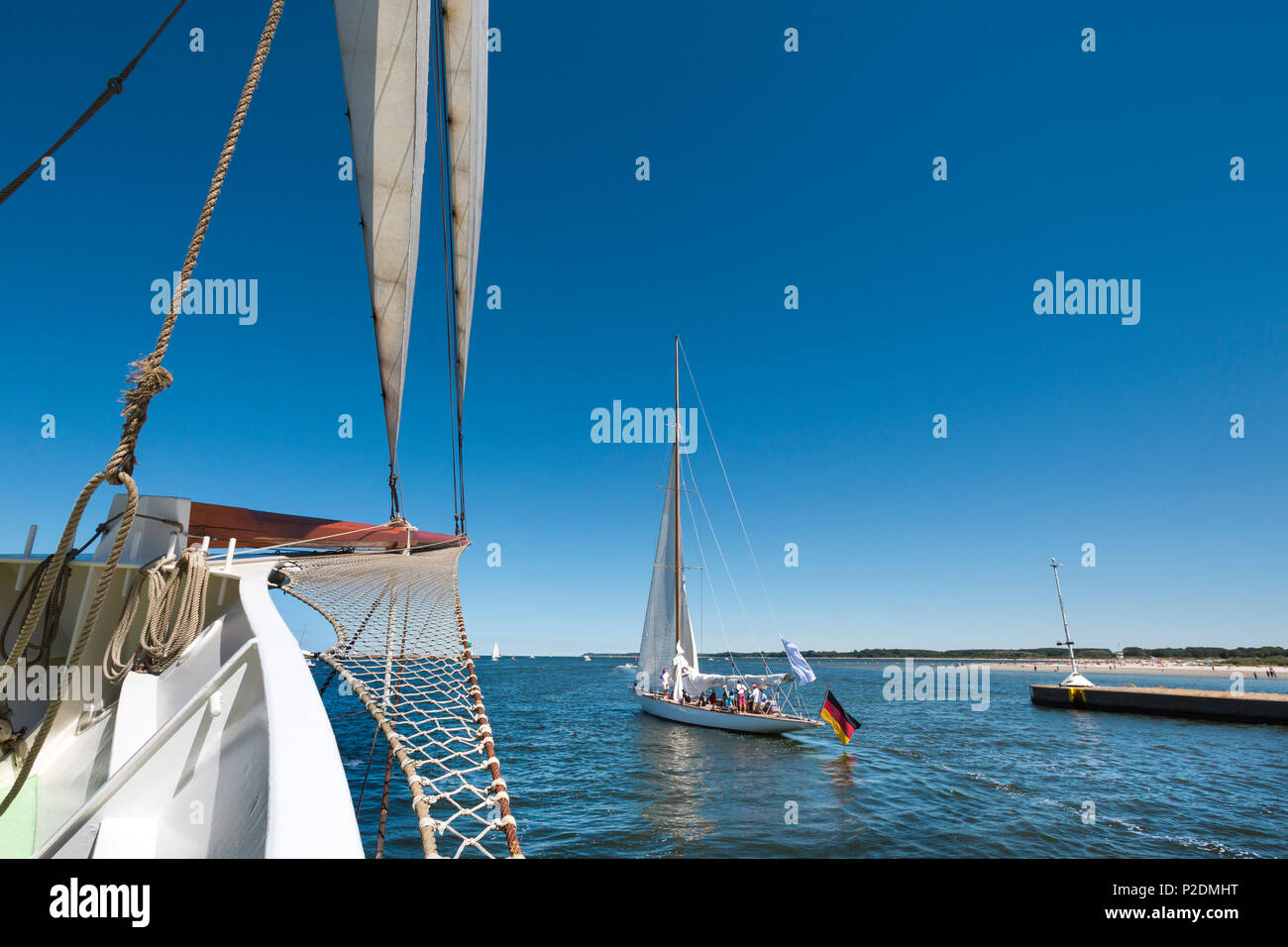 Vista dalla barca a vela, città anseatica di Lubecca Travemuende, costa baltica, Schleswig-Holstein, Germania Foto Stock