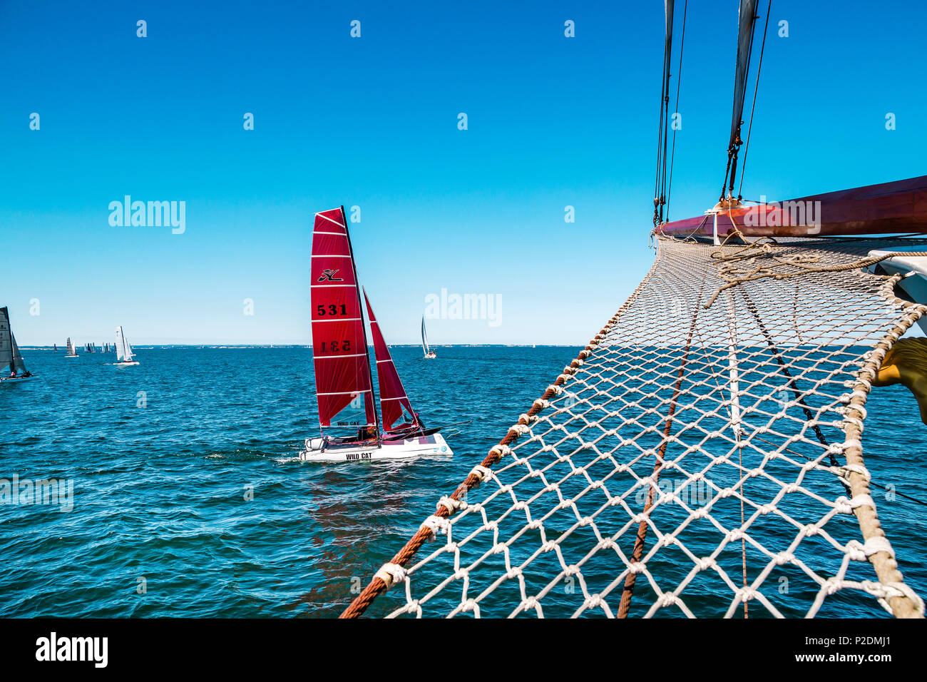 Vista dalla barca a vela, città anseatica di Lubecca Travemuende, costa baltica, Schleswig-Holstein, Germania Foto Stock