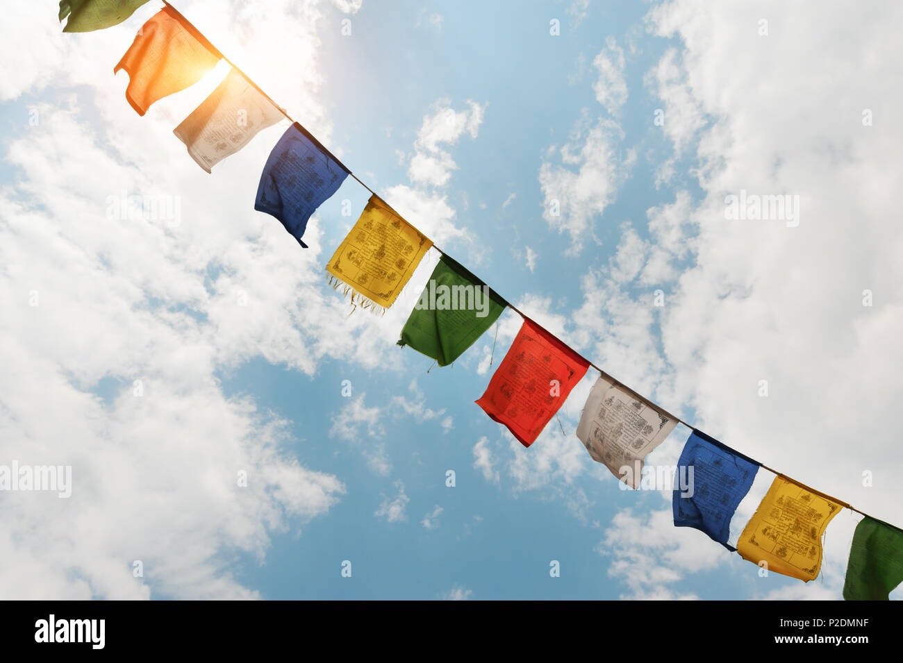 Bandiera Tibetana Di Preghiera Fatta A Mano – 25x25 Cm, 5 Colori, Lunghezza Totale 7m – Nervana, Commercio Equo - 2