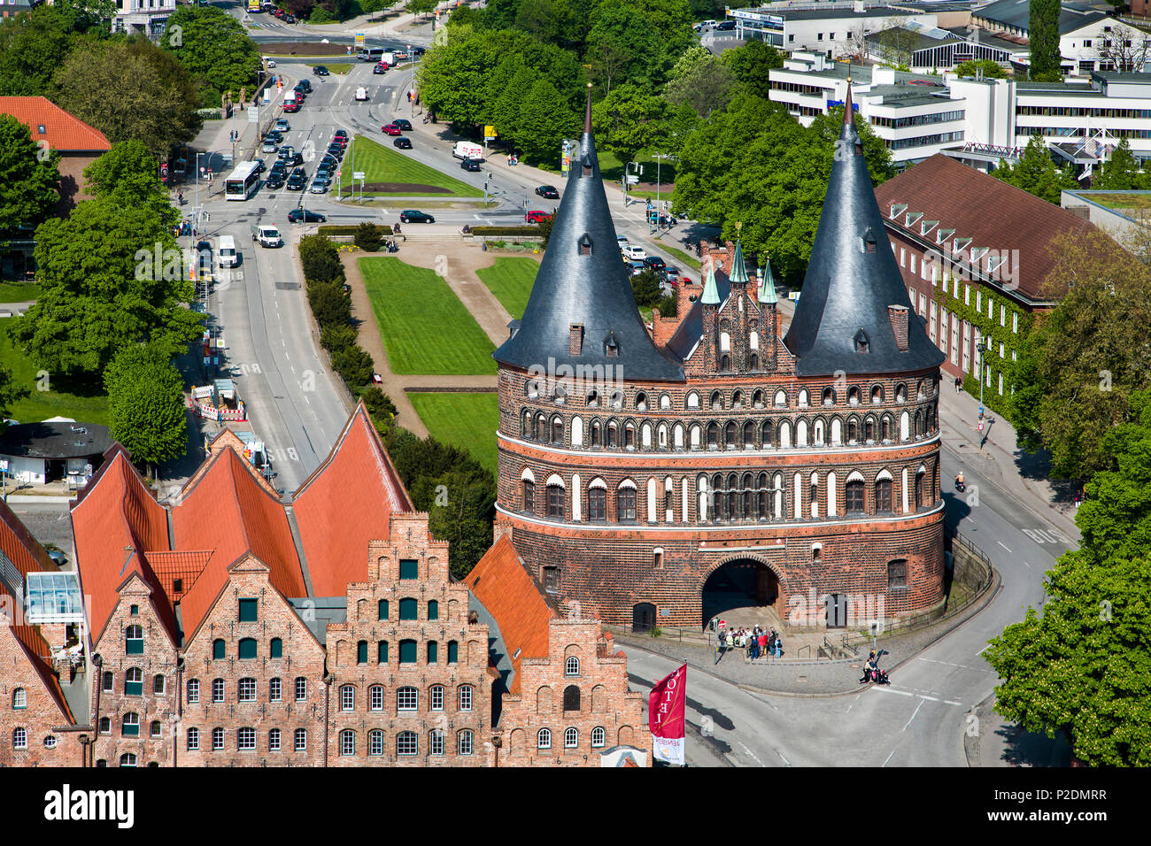 Vista verso la porta della città Holstentor, città anseatica di Lubecca, Schleswig-Holstein, Germania Foto Stock