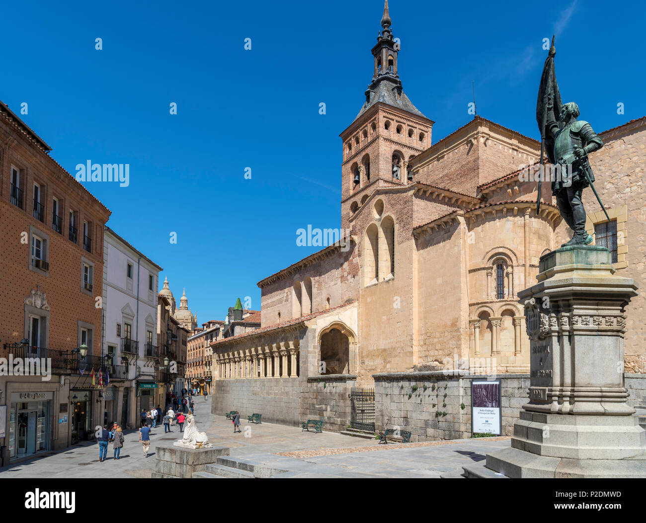Segovia, dolore. Plaza de San Martin, la chiesa di San Martino e la statua di Juan Bravo, Segovia, Castilla y Leon, Spagna Foto Stock
