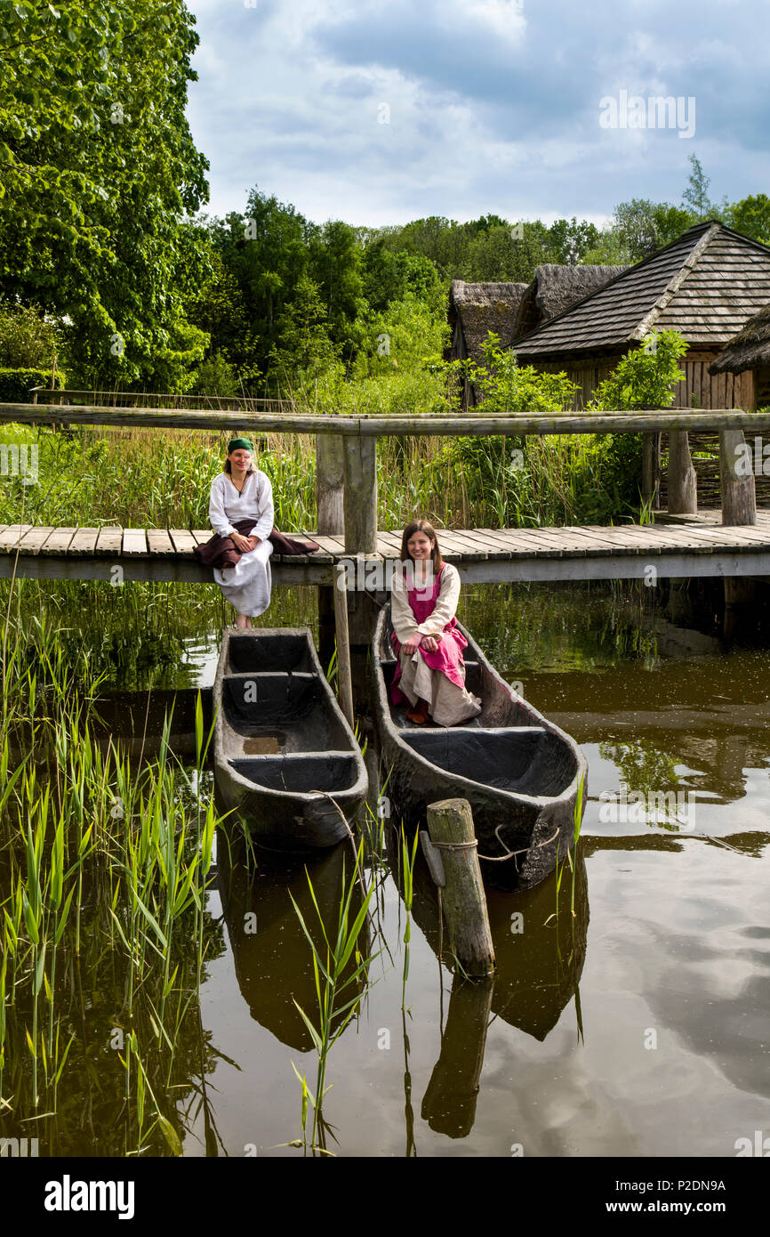 Le donne in abiti tradizionali, Wallmuseum, Oldenburg, costa baltica, Schleswig-Holstein, Germania Foto Stock