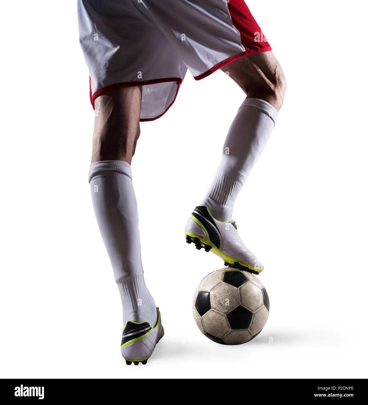 Giocatore di calcio con soccerball pronto per giocare. Isolato su sfondo bianco Foto Stock