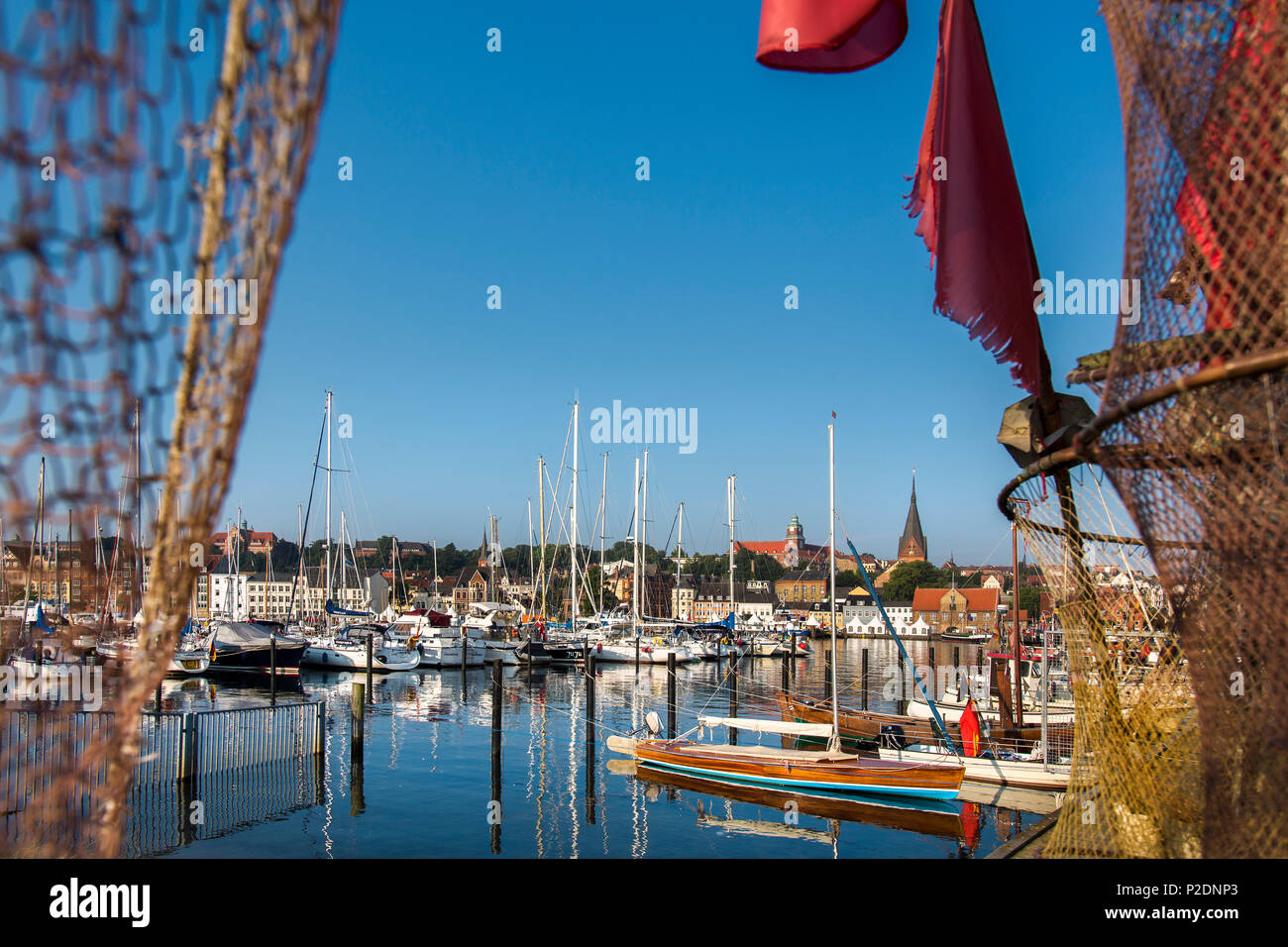 Vista attraverso una rete da pesca verso la città vecchia, Flensburg, costa baltica, Schleswig-Holstein, Germania Foto Stock
