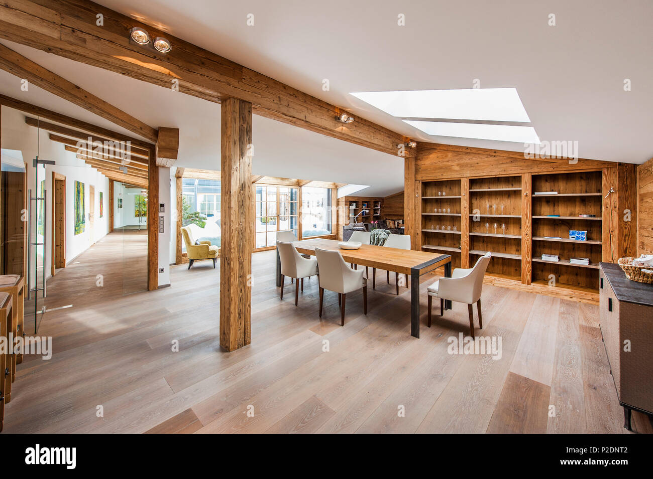 La sala da pranzo in un attico in stile alpino moderno, Kitzbuehel, Tirolo, Austria, Europa Foto Stock