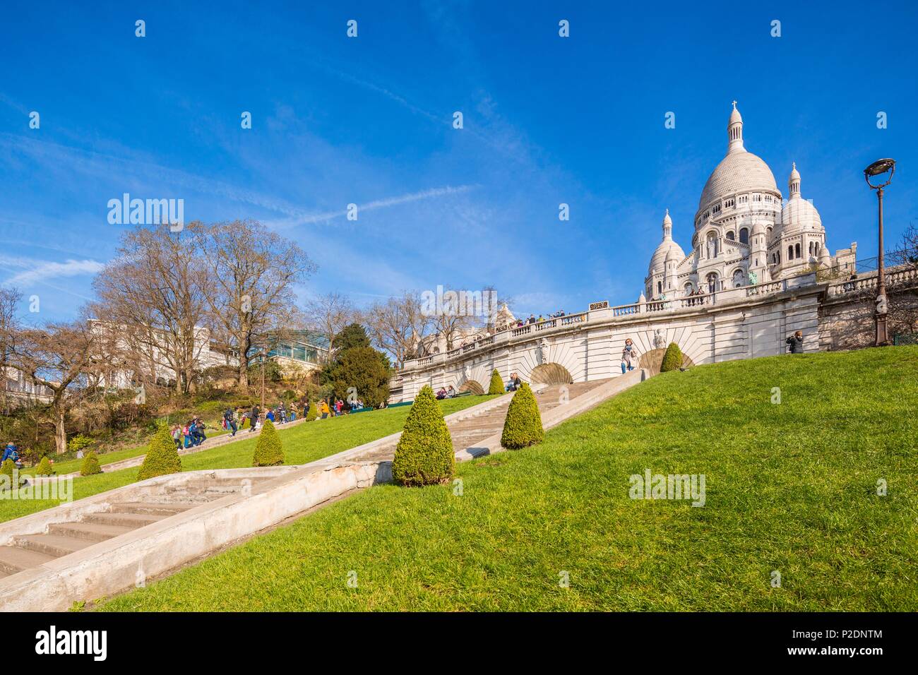 Francia, Parigi, la collina di Montmartre e il Sacro Cuore a molla Foto Stock