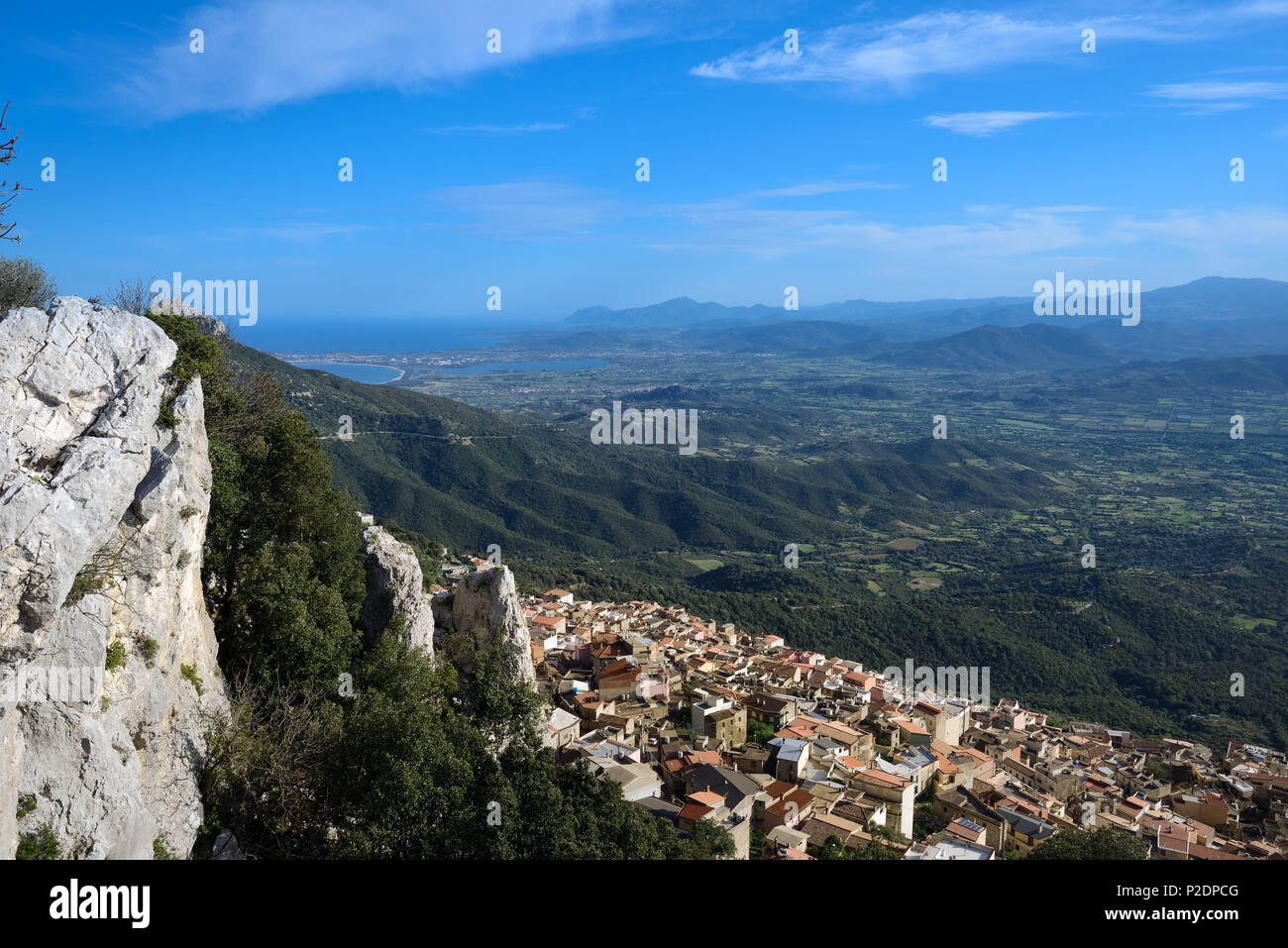 Vista sopra Baunei, Santa Maria Navarrese in background, Selvaggio Blu, Sardegna, Italia, Europa Foto Stock