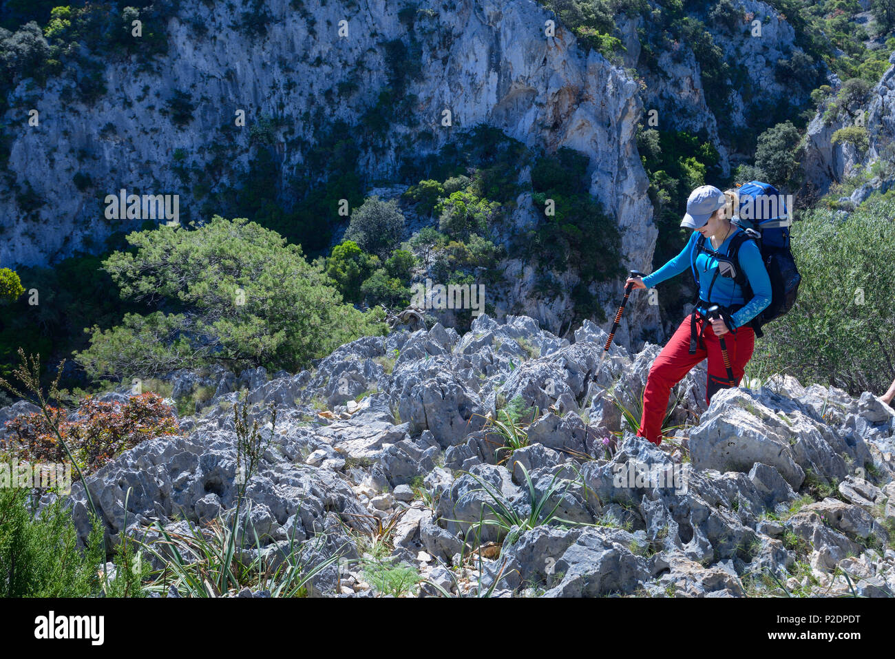 Una giovane donna con ingranaggio trekking escursioni attraverso la  montagna il paesaggio costiero, Selvaggio Blu, Sardegna, Italia, Europa  Foto stock - Alamy