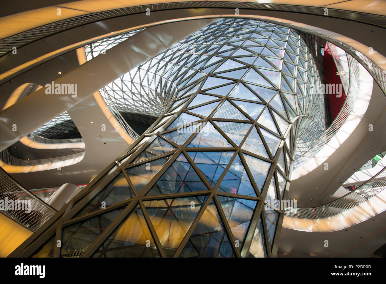 La straordinaria architettura di Massimiliano Fuksas all'interno MyZeil centro commerciale per lo shopping nel quartiere Zeil, Frankfurt am Main, Assia, Germa Foto Stock
