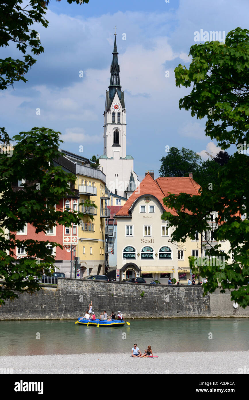 Bad Toelz con il fiume Isar con la chiesa del paese, Alta Baviera, Baviera, Germania Foto Stock