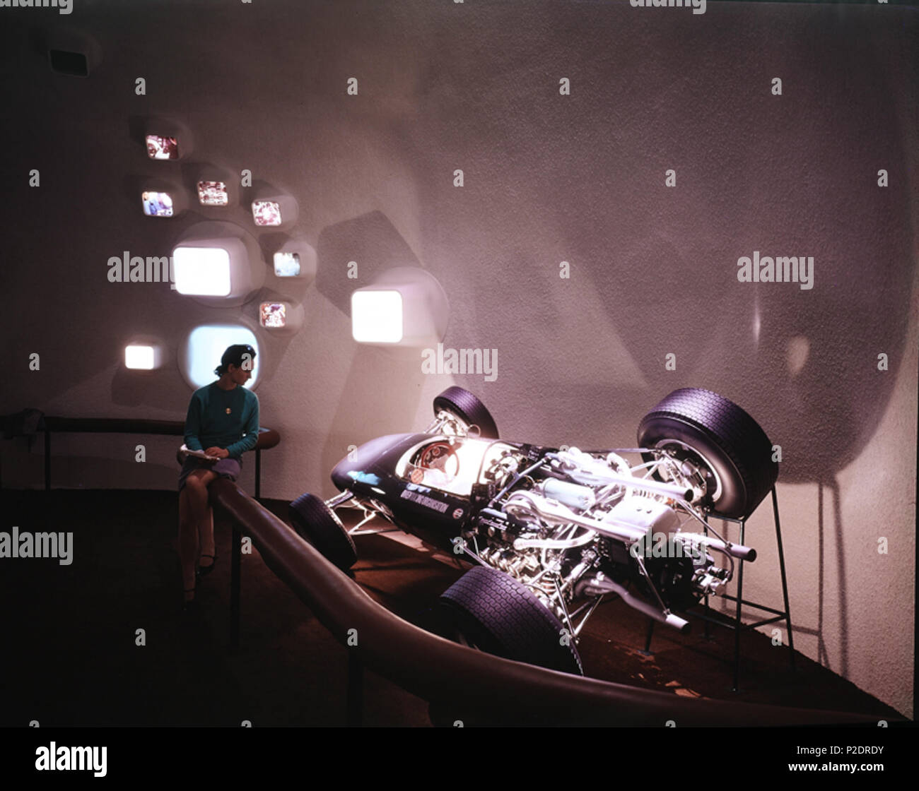 . Descrizione: BRM 3 litro racing car fotografata nell'industria britannica la sezione di Montreal Expo 67. British Racing motori (o "British Racing miseria' quando non funziona bene) sono state uno dei leader di Grand Prix squadre degli anni sessanta. Nel 1962 Graham Hill è diventato campione del mondo la guida per il team. Data: 1967 Il nostro riferimento catalogo: <a href='http://discovery.nationalarchives.gov.uk/SearchUI/Details.mvc/Offline?iaid=1383496&cref=INF 14/345' rel="nofollow">14/345 INF</a> Questa immagine è dalle collezioni di archivi nazionali. Sentitevi liberi di condividere entro lo spirito dell'Commons. Per alto q Foto Stock