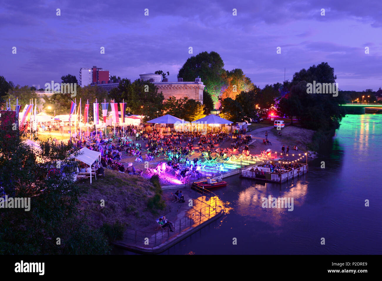 Festa della città lungo il fiume Danubio con il castello di Ingolstadt, Alta Baviera, Baviera, Germania Foto Stock