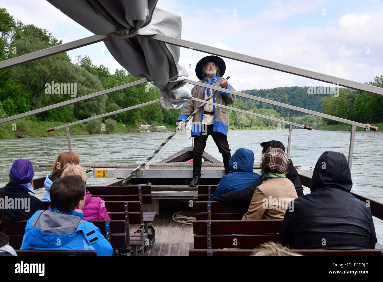Gita in barca sul fiume Salzach vicino a Burghausen, Chiemgau, Alta Baviera, Baviera, Germania Foto Stock