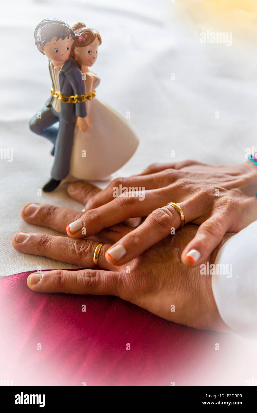 Sposa e lo sposo, moderno e bello cake topper Foto Stock