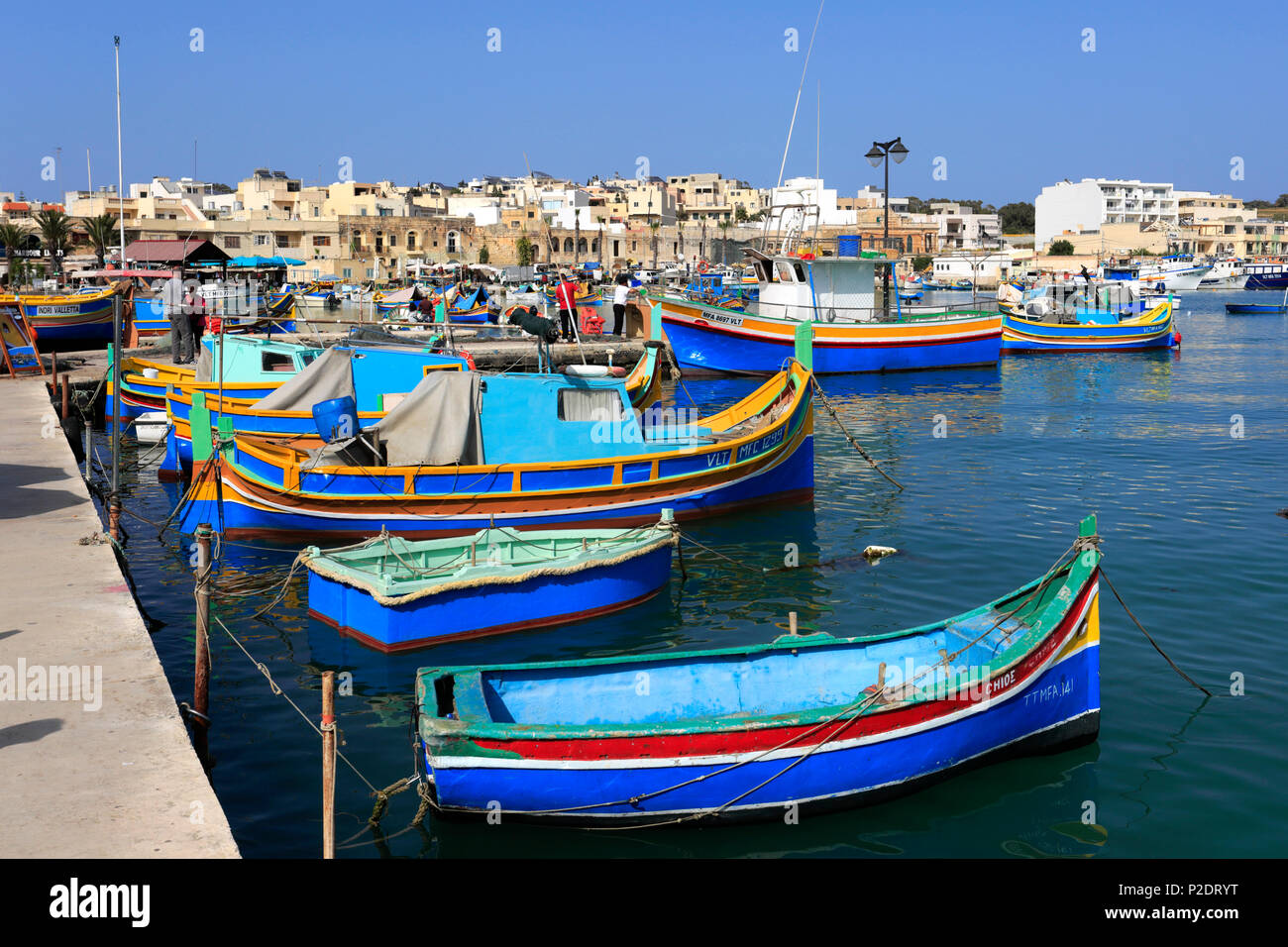 Vivacemente colorato Luzzu barche nel porto di Marsaxlokk, costa sud orientale di Malta. Foto Stock