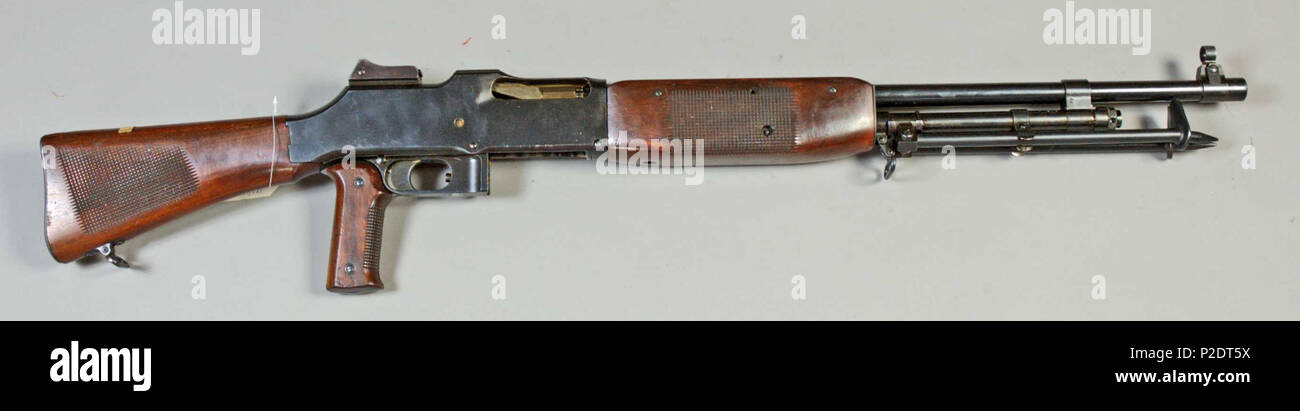 . Svenska: Kulsprutegevär m/1921, sistema Colt-Browning. Märkt "Colt macchina automatica modello di fucile 1919- Cal.6.5 M/M Browning Pat. Febbraio 4, 1919 Colt il Pat. Armi da fuoco MFG.CO. Hartford, Conn, U.S.A. NO.C-10444'. Riktmedel dioptersikte inställbar från 300 fino a 1200 m. Il 26 marzo 2012. Armémuseum (l'esercito svedese museo) 61 kg svedese M1921 a destra Foto Stock