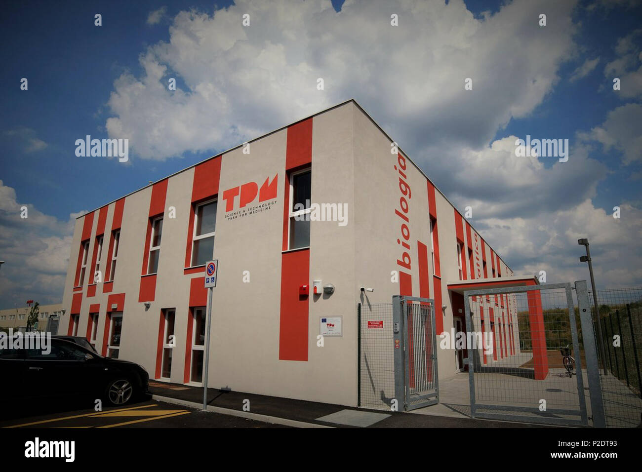. Italiano: il TPM - Parco di tecnologia per la medicina di Mirandola è onu progetto realizzato dalla Fondazione Democenter, cofinanziato dalla Regione Emilia Romagna con i fondi europei a seguito del sisma del 2012. I lavori di costruzione, iniziati nel 2013, si sono conclusi nel 2014; il TPM è stato inaugurato il 10 gennaio 2015. 2015. Comune di Mirandola 61 Tecnopolo TPM - Parco di tecnologia per la medicina - Mirandola Foto Stock