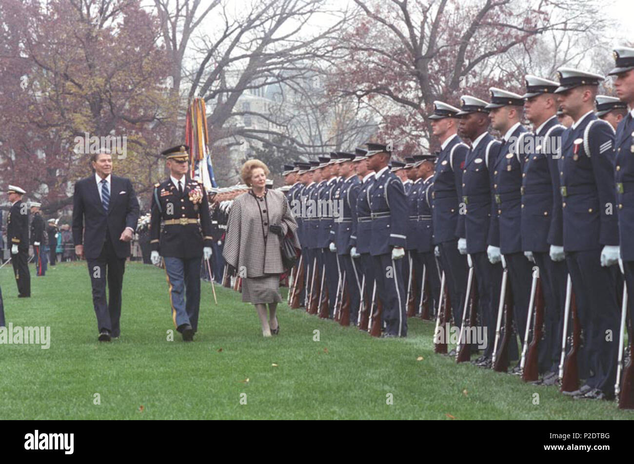 . Ronald Reagan e il Primo Ministro Margaret Thatcher del Regno Unito la revisione di truppe sul south lawn durante la cerimonia di arrivo. Il 16 novembre 1988. 62 sconosciuto Thatcher - Reagan c50479-34 Foto Stock