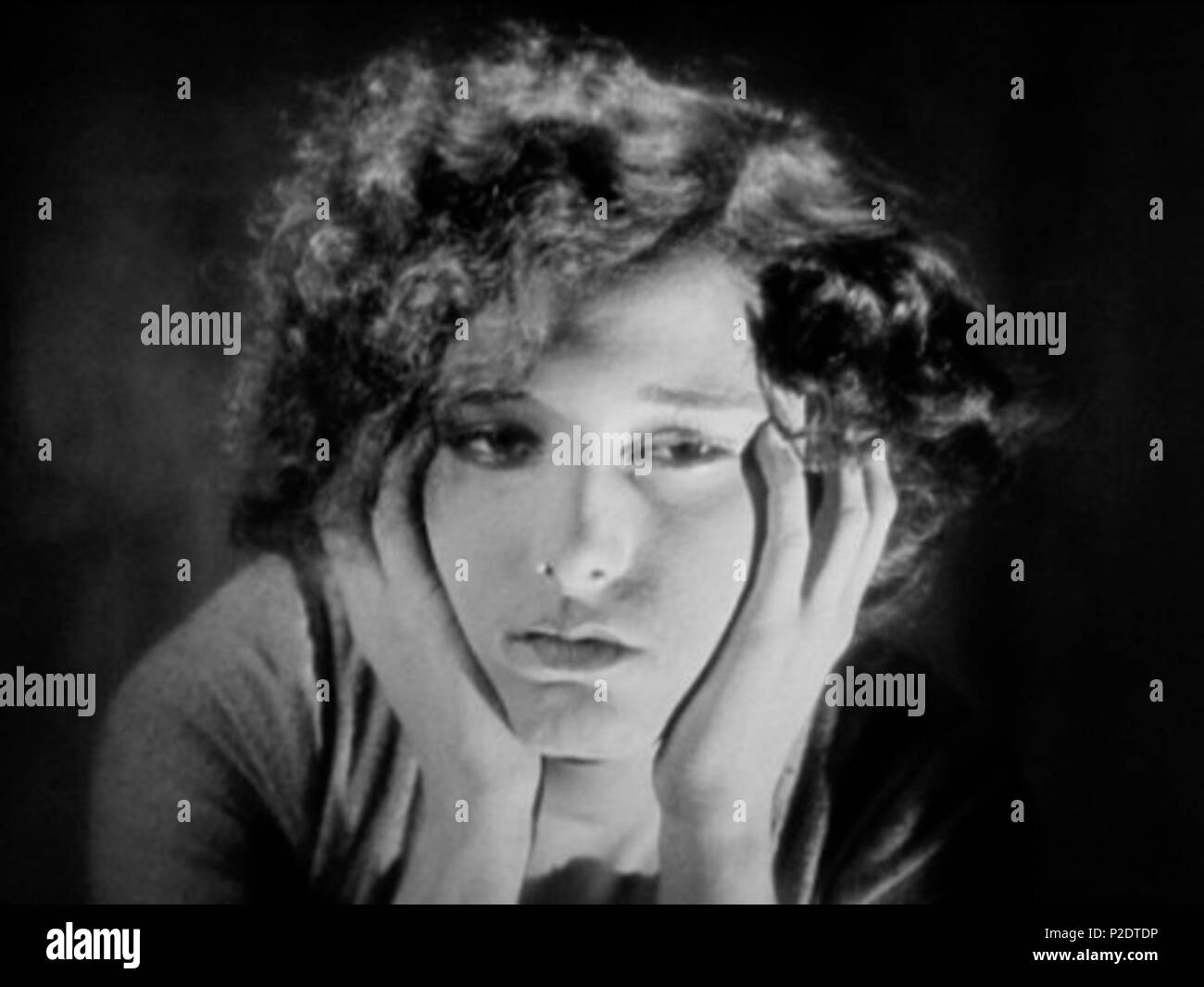 . Inglese: la salvezza Cacciatori (film) 1925 Georgia Hale come "Girl' - film ancora B/W diretto da Josef von Sternberg . 1925. Academy foto/United Artists - Josef von Sternberg, direttore 62 La salvezza Cacciatori (film) 1925 Georgia Hale come "La ragazza" Foto Stock