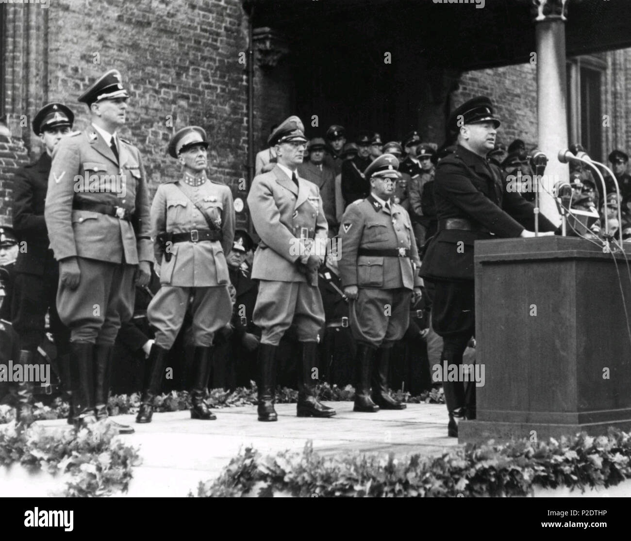 . Spaarnestad Photo/SFA022804138 Tweede Wereldoorlog. La Nederlandse vrijwilligers in Duitse dienst. NSB-leider Anton Mussert tijdens zijn toespraak tot het eerste bataljon van het WA-Vrijwilligersregiment, vlak voor de beëdiging van het bataljon op het Binnenhof a Den Haag (L'Aia). Nederland, Den Haag, 11 oktober 1941. Achter Mussert: rijkscommissaris generaal-luitenant Seyffardt en SS-'Obergruppenführer' Rauter. Da sinistra a destra: Hanns Albin Rauter, Hendrik Seyffardt, Arthur Seyss-Inquart, Wilhelm Harster, Anton Mussert. 11 ottobre 1941. Nationaal Archief 63 Toespraak Anton Mussert Foto Stock