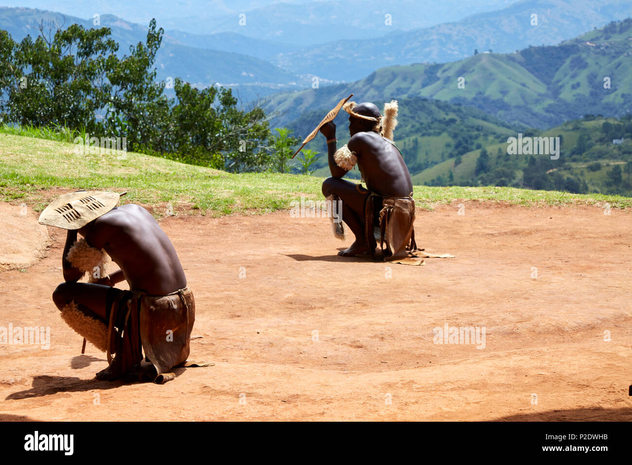 Ballerini Zulu effettuando al PheZulu villaggio culturale nella provincia di KwaZulu-Natal Foto Stock