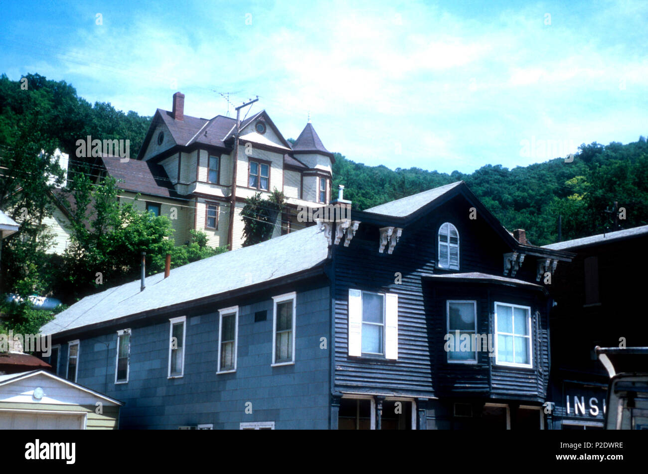 . Architettura in Alma, Wisconsin, USA: Revival gotico e Queen Anne case con la seconda storia di balconi. La fonte ha l'immagine erroneamente identificato come una fontana immagine della città quando è effettivamente un'immagine dell'assicurazione Bautch edificio e la Ibach residenza Alma, Wisconsin. . Non specificato 3 case AlmaWI Foto Stock