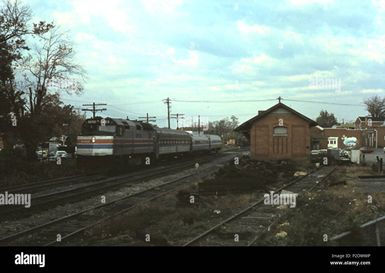 . Inglese: un treno in direzione est - basato sulla consistono, probabilmente la Shenandoah - a Gaithersburg stazione in ottobre 1980 . Preso il 22 ottobre 1980. Hikki Nagasaki 4 treno Amtrak a Gaithersburg stazione, Ottobre 1980 Foto Stock