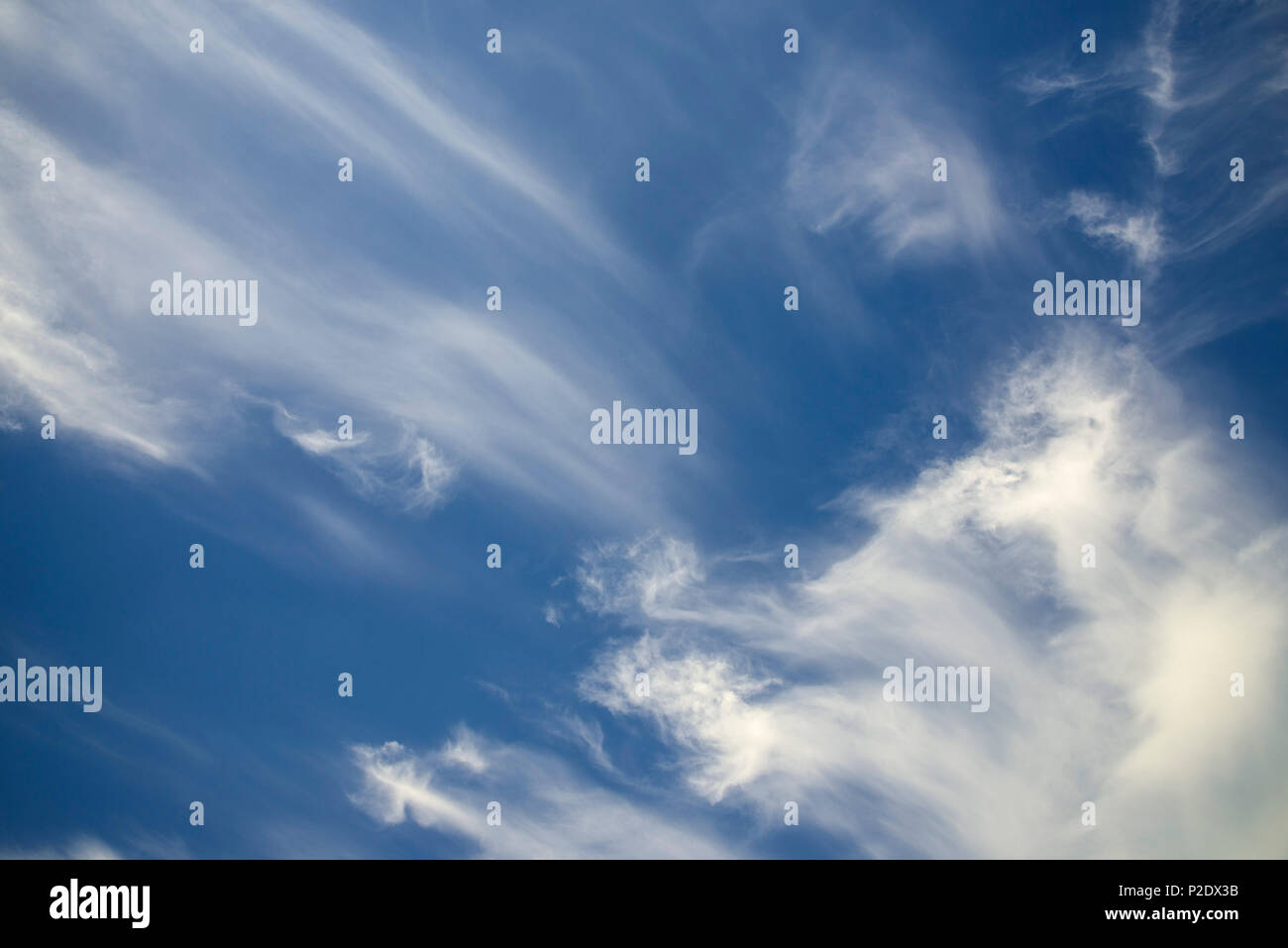 Wispy nuvole nel cielo di primavera su North Florida. Foto Stock