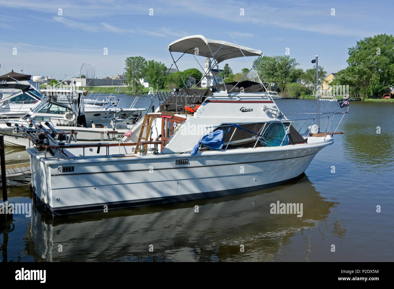 Carver barca battenti Jolly Roger bandiera pirata ormeggiato a due fiumi, Wisconsin per il Lago Michigan la pesca Foto Stock