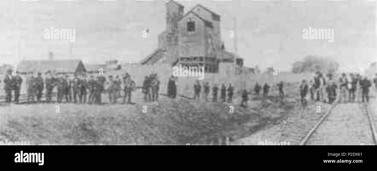 . Inglese: i minatori la raccolta presso i binari della ferrovia in Virden, Illinois, il 12 ottobre 1898, per soddisfare i trainload di crumiri programmate di arrivare in treno. Altre informazioni . Il 12 ottobre 1898. 6 sconosciuta Battaglia di Virden Illinois 1898 Foto Stock