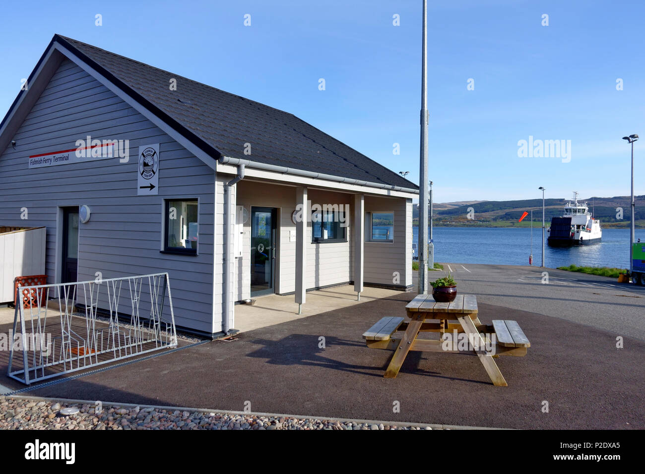 Fishnish ferry terminal, biglietteria e snack bar con il traghetto Calmac da Lochaline avvicinando Foto Stock