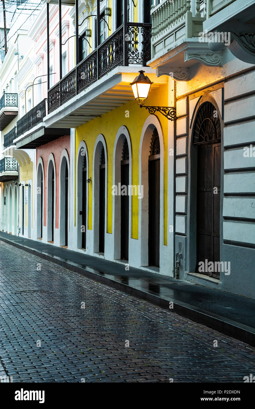 Stile coloniale spagnolo di facciate e ciottoli, Old San Juan, Puerto Rico Foto Stock