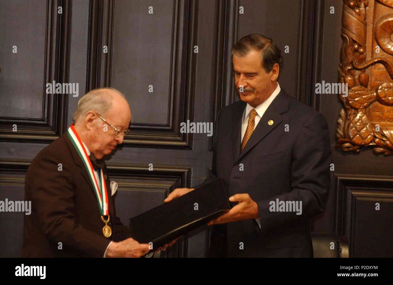 . Inglese: Il Presidente messicano Vicente Fox awards di Belisario Domínguez Medal of Honor per Carlos Canseco González. Il 7 ottobre 2004. Fonte: http://fuente.presidencia.gob.mx fotografo: Gustavo Benítez. . 19 novembre 2005 (originale data di caricamento). L'originale uploader era Rune.welsh in inglese . 7 Belisario Dominguez medaglia Foto Stock