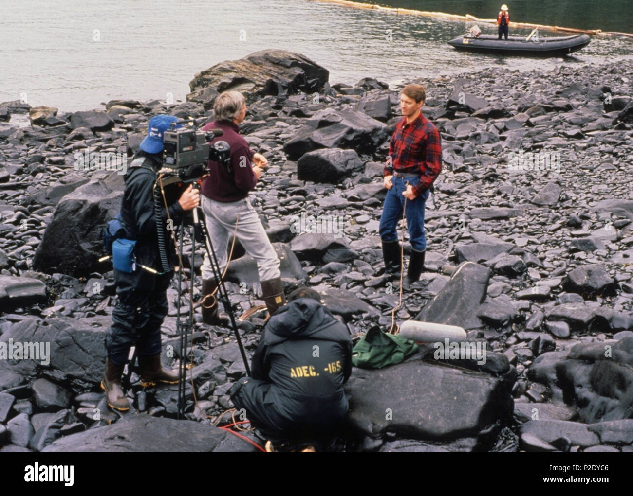 . Inglese: un equipaggio da KCTS, la stazione televisiva pubblica a Seattle, interviste Dennis a Kelso, commissario dell'Alaska Dipartimento di Conservazione Ambientale, durante la pulitura della Exxon Valdez fuoriuscite di olio. Il 4 settembre 1989. ARLIS riferimento 15 Dennis Kelso intervistato da KCTS Foto Stock