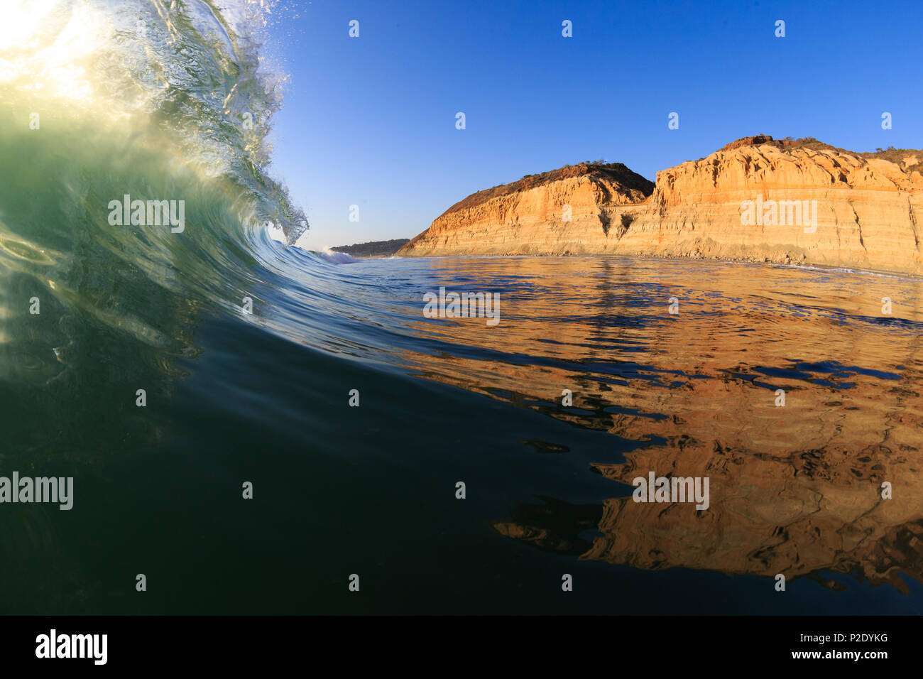 Onde verdi e blu cielo a Torrey Pines State Beach a San Diego, California. Foto Stock