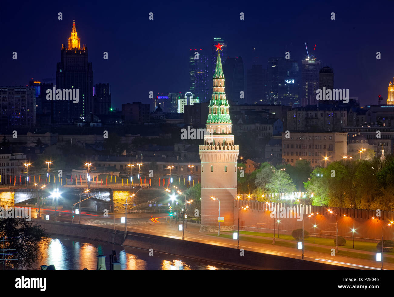 Vista di Mosca di notte del Cremlino Vodovzvodnaya Tower e il Cremlino embankment Foto Stock