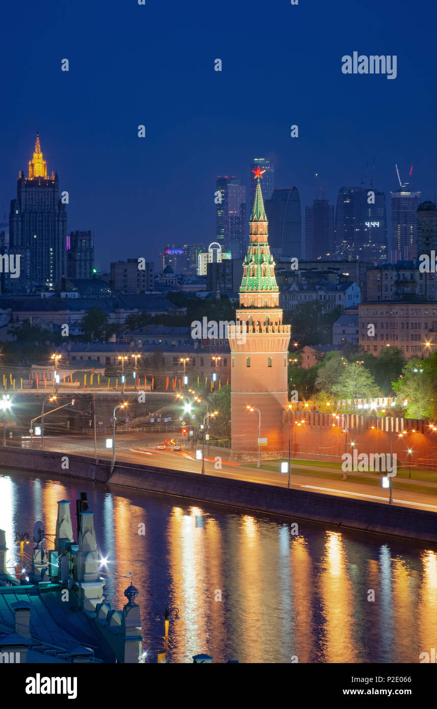 Vista di Mosca di notte del Cremlino Vodovzvodnaya Tower, il Cremlino Embankment e fiume Moskva Foto Stock