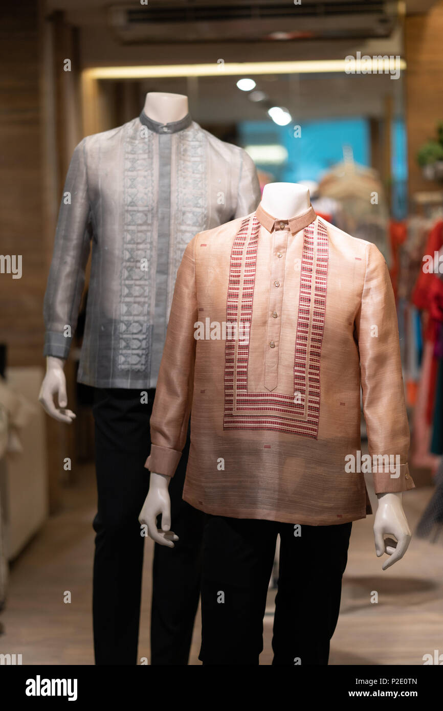 Filippino tradizionale mens Dress shirt noto come il Barong Tagalog nelle Filippine Foto Stock