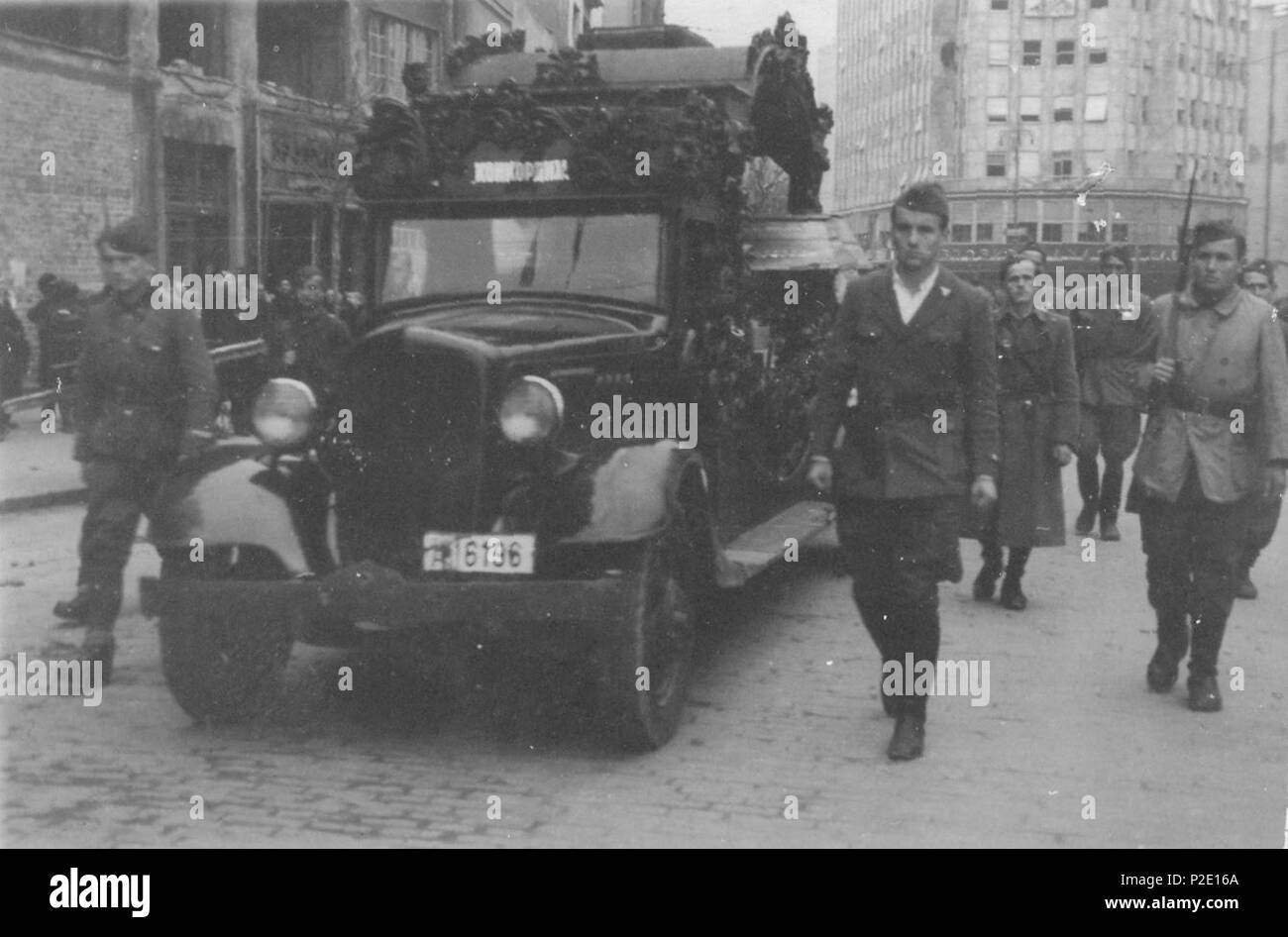 . Srpskohrvatski / ??????????????: Pogreb narodnih heroja Blaža Popivode ho Dušana Milutinovi?Un palih u borbi za Beograd, na Slaviji oktobra 1944. 1944. 42 sconosciuto Pogreb partizana palih u borbi za Beograd Foto Stock